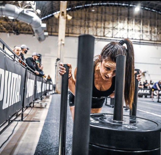 Vận động viên thi đấu trạm Sled Push tại giải đấu HYROX