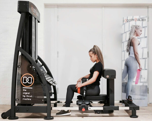 Khách hàng nữ tập luyện với Booty Builder tại phòng gym cao cấp