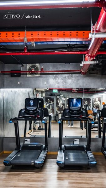 alt="Phòng gym doanh nghiệp hiện đại tại văn phòng"